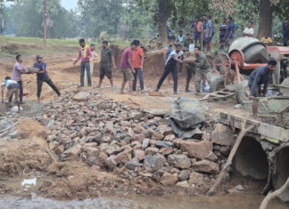 नेलगुंड्यात पोलीस आणि ग्रामस्थांच्या श्रमदानातून उभारला पूल