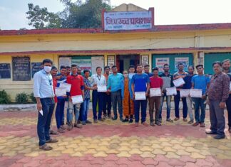 युवकांनी रक्तदान करून सावित्रीबाई फुले यांना केले अभिवादन