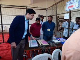 नगरपरिषद निवडणूक : जिल्हाधिकाऱ्यांकडून ईव्हीएम कमिशनिंग व मतदान केंद्रांची पाहणी