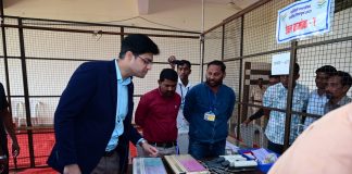 नगरपरिषद निवडणूक : जिल्हाधिकाऱ्यांकडून ईव्हीएम कमिशनिंग व मतदान केंद्रांची पाहणी