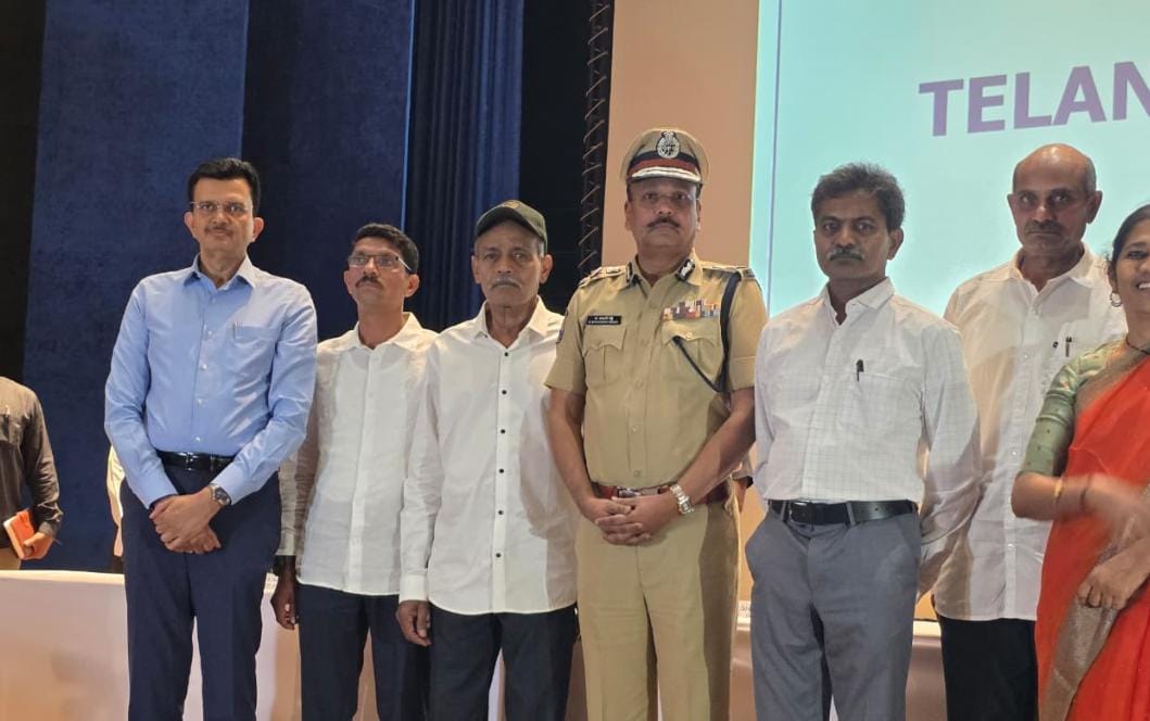 ‘देवजी’सह चार बड्या नक्षल्यांची शरणागती : सक्रिय राजकारणाचे संकेत