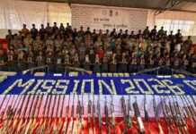 नक्षलवाद्यांचा मोठा गट मुख्य प्रवाहात : १०८ जणांचे आत्मसमर्पण, एक किलो सोने व १०१ शस्त्रे पोलिसांच्या स्वाधीन