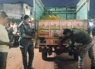 अपघात रोखण्यासाठी कुरखेडा पोलिसांचा अभिनव उपक्रम : वाहनांवर बसविले चकाकणारे रिफ्लेक्टर