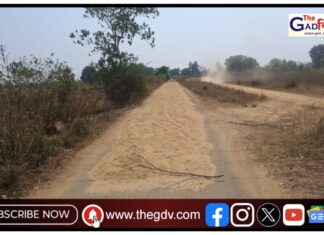 जीवघेणा प्रवास! कुरखेडा-कुंभीटोला मार्गावर रस्त्यावरच धान वाळवणी