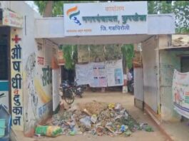 कुरखेड्यात १५ दिवस घंटागाड्या गायब ; संतप्त युवकांनी नगरपंचायतीच्या गेटवरच टाकला कचऱ्याचा ढीग