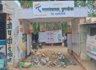 कुरखेड्यात १५ दिवस घंटागाड्या गायब ; संतप्त युवकांनी नगरपंचायतीच्या गेटवरच टाकला कचऱ्याचा ढीग