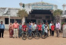 खनिज कर्म योजनेतून आंचिव हायस्कूलच्या विद्यार्थिनींना सायकल वाटप