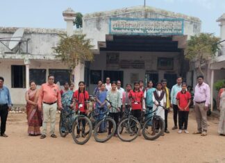 खनिज कर्म योजनेतून आंचिव हायस्कूलच्या विद्यार्थिनींना सायकल वाटप