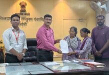 पुनर्वसनाच्या वाटेवर मोठे पाऊल ; आत्मसमर्पित तारक्का व मदनी तोरेम यांना शिधापत्रिका