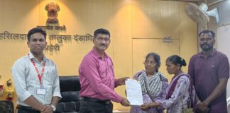 पुनर्वसनाच्या वाटेवर मोठे पाऊल ; आत्मसमर्पित तारक्का व मदनी तोरेम यांना शिधापत्रिका