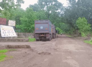 रेती वाहतुकीने पेंढरी–पेकीनमुडझा मार्गाची चाळण ; विद्यार्थ्यांसह नागरिकांचा जीव धोक्यात