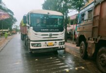 मुरुमगावात मुख्य रस्त्यावर ट्रक बंद पडल्याने वाहतुकीची कोंडी; चिखलामुळे वाहनचालकांची कसरत