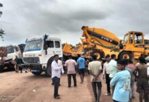 रस्त्यात पुन्हा ट्रक रुतले ; २ किमीपर्यंत वाहनांच्या रांगा, प्रवाशांची चार तासांची फरफट
