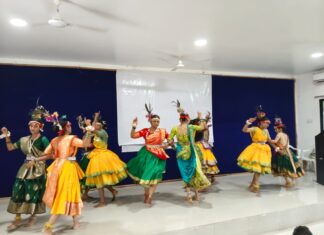 मुनघाटे महाविद्यालयात नवागतांचे जल्लोषात स्वागत