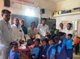 आमदार रामदास मसराम यांच्या वाढदिवसानिमित्त आंधळी येथे विद्यार्थ्यांना शैक्षणिक साहित्य वाटप