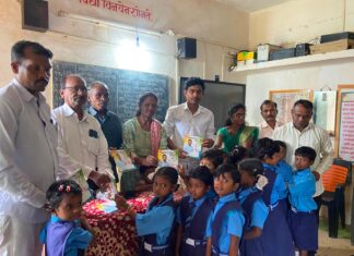 आमदार रामदास मसराम यांच्या वाढदिवसानिमित्त आंधळी येथे विद्यार्थ्यांना शैक्षणिक साहित्य वाटप