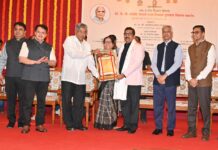 दुर्गम कुरखेड्यातील शैक्षणिक कार्याची दखल; प्राचार्य डॉ. राजाभाऊ मुनघाटे ‘आदर्श प्राचार्य’ पुरस्काराने सन्मानित