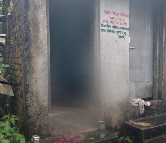 धानोऱ्यात शौचालयात आढळला इसमाचा मृतदेह; परिसरात खळबळ