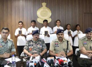 ३५ लाखांचे बक्षीस असलेल्या ६ माओवाद्यांचे आत्मसमर्पण