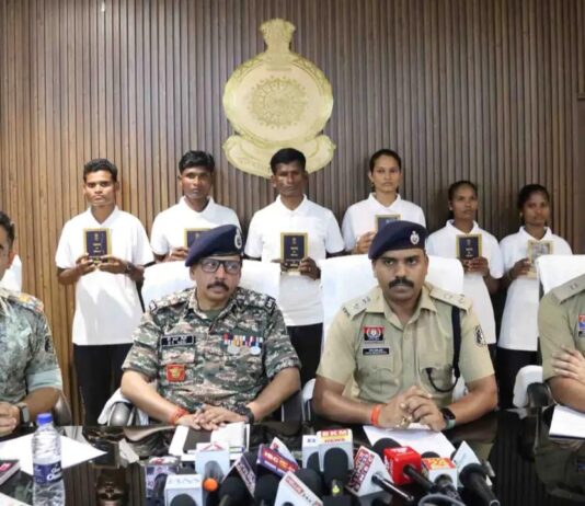 ३५ लाखांचे बक्षीस असलेल्या ६ माओवाद्यांचे आत्मसमर्पण