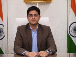 मोहफुलांपासून दारू नव्हे, लाडू-चिक्की बनवा; बाजारपेठ उभारण्याचे जिल्हाधिकाऱ्यांचे निर्देश