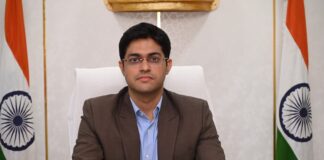 मोहफुलांपासून दारू नव्हे, लाडू-चिक्की बनवा; बाजारपेठ उभारण्याचे जिल्हाधिकाऱ्यांचे निर्देश